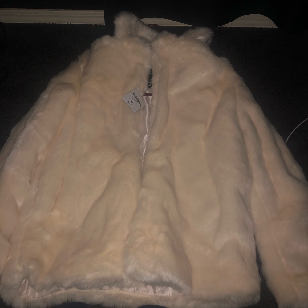 Cream out wear fur coat